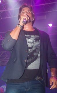 
<a style='margin-left: 5px;' class='btn btn-xs btn-social btn-facebook' href='https://www.facebook.com/sharer/sharer.php?u=https://www.galeramix.com.br/imagem/a71/800-800-90/conteudo/site_galerias/71/galera-mix-petry-victor-e-leo-cezar-menotti-e-fabiano-80.jpg' rel='popup' data-width='500' data-height='400'><i class='fa fa-facebook'></i>Compartilhar <span class='hidden-xs'>no Facebook</span>
</a> 
<a class='btn btn-default btn-xs' target='_blank' href='imagem/a71/800-800-90/conteudo/site_galerias/71/galera-mix-petry-victor-e-leo-cezar-menotti-e-fabiano-80.jpg'>
<span class='glyphicon glyphicon-cloud-download'></span> Salvar
</a>
