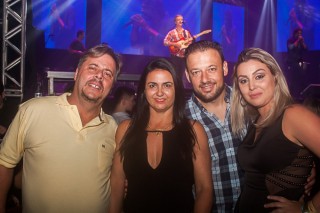 
<a style='margin-left: 5px;' class='btn btn-xs btn-social btn-facebook' href='https://www.facebook.com/sharer/sharer.php?u=https://www.galeramix.com.br/imagem/a71/800-800-90/conteudo/site_galerias/71/galera-mix-petry-victor-e-leo-cezar-menotti-e-fabiano-83.jpg' rel='popup' data-width='500' data-height='400'><i class='fa fa-facebook'></i>Compartilhar <span class='hidden-xs'>no Facebook</span>
</a> 
<a class='btn btn-default btn-xs' target='_blank' href='imagem/a71/800-800-90/conteudo/site_galerias/71/galera-mix-petry-victor-e-leo-cezar-menotti-e-fabiano-83.jpg'>
<span class='glyphicon glyphicon-cloud-download'></span> Salvar
</a>
