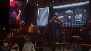 
<a style='margin-left: 5px;' class='btn btn-xs btn-social btn-facebook' href='https://www.facebook.com/sharer/sharer.php?u=https://www.galeramix.com.br/imagem/a71/800-800-90/conteudo/site_galerias/71/galera-mix-petry-victor-e-leo-cezar-menotti-e-fabiano-9.jpg' rel='popup' data-width='500' data-height='400'><i class='fa fa-facebook'></i>Compartilhar <span class='hidden-xs'>no Facebook</span>
</a> 
<a class='btn btn-default btn-xs' target='_blank' href='imagem/a71/800-800-90/conteudo/site_galerias/71/galera-mix-petry-victor-e-leo-cezar-menotti-e-fabiano-9.jpg'>
<span class='glyphicon glyphicon-cloud-download'></span> Salvar
</a>
