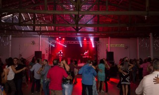 
<a style='margin-left: 5px;' class='btn btn-xs btn-social btn-facebook' href='https://www.facebook.com/sharer/sharer.php?u=https://www.galeramix.com.br/imagem/a72/800-800-90/conteudo/site_galerias/72/baile-pascoa-51.jpg' rel='popup' data-width='500' data-height='400'><i class='fa fa-facebook'></i>Compartilhar <span class='hidden-xs'>no Facebook</span>
</a> 
<a class='btn btn-default btn-xs' target='_blank' href='imagem/a72/800-800-90/conteudo/site_galerias/72/baile-pascoa-51.jpg'>
<span class='glyphicon glyphicon-cloud-download'></span> Salvar
</a>
