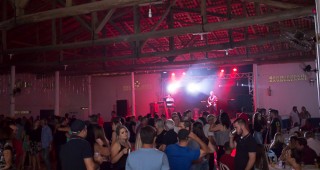 
<a style='margin-left: 5px;' class='btn btn-xs btn-social btn-facebook' href='https://www.facebook.com/sharer/sharer.php?u=https://www.galeramix.com.br/imagem/a72/800-800-90/conteudo/site_galerias/72/baile-pascoa-53.jpg' rel='popup' data-width='500' data-height='400'><i class='fa fa-facebook'></i>Compartilhar <span class='hidden-xs'>no Facebook</span>
</a> 
<a class='btn btn-default btn-xs' target='_blank' href='imagem/a72/800-800-90/conteudo/site_galerias/72/baile-pascoa-53.jpg'>
<span class='glyphicon glyphicon-cloud-download'></span> Salvar
</a>
