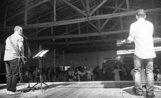 
<a style='margin-left: 5px;' class='btn btn-xs btn-social btn-facebook' href='https://www.facebook.com/sharer/sharer.php?u=https://www.galeramix.com.br/imagem/a72/800-800-90/conteudo/site_galerias/72/baile-pascoa-55.jpg' rel='popup' data-width='500' data-height='400'><i class='fa fa-facebook'></i>Compartilhar <span class='hidden-xs'>no Facebook</span>
</a> 
<a class='btn btn-default btn-xs' target='_blank' href='imagem/a72/800-800-90/conteudo/site_galerias/72/baile-pascoa-55.jpg'>
<span class='glyphicon glyphicon-cloud-download'></span> Salvar
</a>
