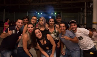 
<a style='margin-left: 5px;' class='btn btn-xs btn-social btn-facebook' href='https://www.facebook.com/sharer/sharer.php?u=https://www.galeramix.com.br/imagem/a72/800-800-90/conteudo/site_galerias/72/baile-pascoa-58.jpg' rel='popup' data-width='500' data-height='400'><i class='fa fa-facebook'></i>Compartilhar <span class='hidden-xs'>no Facebook</span>
</a> 
<a class='btn btn-default btn-xs' target='_blank' href='imagem/a72/800-800-90/conteudo/site_galerias/72/baile-pascoa-58.jpg'>
<span class='glyphicon glyphicon-cloud-download'></span> Salvar
</a>
