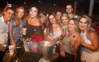 
                                    <a style='margin-left: 5px;' class='btn btn-xs btn-social btn-facebook' href='https://www.facebook.com/sharer/sharer.php?u=https://www.galeramix.com.br/imagem/a73/800-800-90/conteudo/site_galerias/73/00-capa-cachacada-do-ivonir-machado-pirao-com-linguica-tijucas-galeramix-79.jpg' rel='popup' data-width='500' data-height='400'><i class='fa fa-facebook'></i>Compartilhar <span class='hidden-xs'>no Facebook</span>
                                </a> 
                                <a class='btn btn-default btn-xs' target='_blank' href='imagem/a73/800-800-90/conteudo/site_galerias/73/00-capa-cachacada-do-ivonir-machado-pirao-com-linguica-tijucas-galeramix-79.jpg'>
                                    <span class='glyphicon glyphicon-cloud-download'></span> Salvar
                                </a>
                                