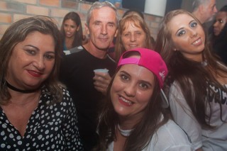 
                <a style='margin-left: 5px;' class='btn btn-xs btn-social btn-facebook' href='https://www.facebook.com/sharer/sharer.php?u=https://www.galeramix.com.br/imagem/a73/800-800-90/conteudo/site_galerias/73/cachacada-do-ivonir-machado-pirao-com-linguica-tijucas-galeramix-102.jpg' rel='popup' data-width='500' data-height='400'><i class='fa fa-facebook'></i>Compartilhar <span class='hidden-xs'>no Facebook</span>
            </a> 
            <a class='btn btn-default btn-xs' target='_blank' href='imagem/a73/800-800-90/conteudo/site_galerias/73/cachacada-do-ivonir-machado-pirao-com-linguica-tijucas-galeramix-102.jpg'>
                <span class='glyphicon glyphicon-cloud-download'></span> Salvar
            </a>
            