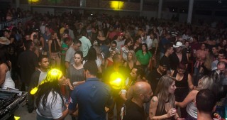 
<a style='margin-left: 5px;' class='btn btn-xs btn-social btn-facebook' href='https://www.facebook.com/sharer/sharer.php?u=https://www.galeramix.com.br/imagem/a73/800-800-90/conteudo/site_galerias/73/cachacada-do-ivonir-machado-pirao-com-linguica-tijucas-galeramix-107.jpg' rel='popup' data-width='500' data-height='400'><i class='fa fa-facebook'></i>Compartilhar <span class='hidden-xs'>no Facebook</span>
</a> 
<a class='btn btn-default btn-xs' target='_blank' href='imagem/a73/800-800-90/conteudo/site_galerias/73/cachacada-do-ivonir-machado-pirao-com-linguica-tijucas-galeramix-107.jpg'>
<span class='glyphicon glyphicon-cloud-download'></span> Salvar
</a>
