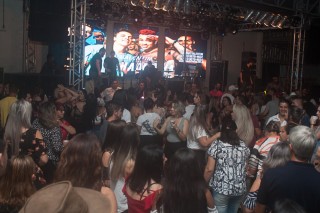 
<a style='margin-left: 5px;' class='btn btn-xs btn-social btn-facebook' href='https://www.facebook.com/sharer/sharer.php?u=https://www.galeramix.com.br/imagem/a73/800-800-90/conteudo/site_galerias/73/cachacada-do-ivonir-machado-pirao-com-linguica-tijucas-galeramix-117.jpg' rel='popup' data-width='500' data-height='400'><i class='fa fa-facebook'></i>Compartilhar <span class='hidden-xs'>no Facebook</span>
</a> 
<a class='btn btn-default btn-xs' target='_blank' href='imagem/a73/800-800-90/conteudo/site_galerias/73/cachacada-do-ivonir-machado-pirao-com-linguica-tijucas-galeramix-117.jpg'>
<span class='glyphicon glyphicon-cloud-download'></span> Salvar
</a>
