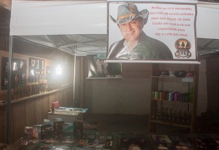 
<a style='margin-left: 5px;' class='btn btn-xs btn-social btn-facebook' href='https://www.facebook.com/sharer/sharer.php?u=https://www.galeramix.com.br/imagem/a73/800-800-90/conteudo/site_galerias/73/cachacada-do-ivonir-machado-pirao-com-linguica-tijucas-galeramix-121.jpg' rel='popup' data-width='500' data-height='400'><i class='fa fa-facebook'></i>Compartilhar <span class='hidden-xs'>no Facebook</span>
</a> 
<a class='btn btn-default btn-xs' target='_blank' href='imagem/a73/800-800-90/conteudo/site_galerias/73/cachacada-do-ivonir-machado-pirao-com-linguica-tijucas-galeramix-121.jpg'>
<span class='glyphicon glyphicon-cloud-download'></span> Salvar
</a>
