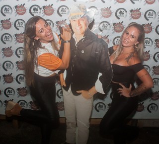 
<a style='margin-left: 5px;' class='btn btn-xs btn-social btn-facebook' href='https://www.facebook.com/sharer/sharer.php?u=https://www.galeramix.com.br/imagem/a73/800-800-90/conteudo/site_galerias/73/cachacada-do-ivonir-machado-pirao-com-linguica-tijucas-galeramix-130.jpg' rel='popup' data-width='500' data-height='400'><i class='fa fa-facebook'></i>Compartilhar <span class='hidden-xs'>no Facebook</span>
</a> 
<a class='btn btn-default btn-xs' target='_blank' href='imagem/a73/800-800-90/conteudo/site_galerias/73/cachacada-do-ivonir-machado-pirao-com-linguica-tijucas-galeramix-130.jpg'>
<span class='glyphicon glyphicon-cloud-download'></span> Salvar
</a>
