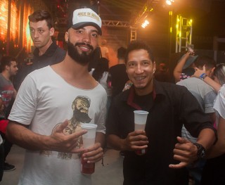 
<a style='margin-left: 5px;' class='btn btn-xs btn-social btn-facebook' href='https://www.facebook.com/sharer/sharer.php?u=https://www.galeramix.com.br/imagem/a73/800-800-90/conteudo/site_galerias/73/cachacada-do-ivonir-machado-pirao-com-linguica-tijucas-galeramix-138.jpg' rel='popup' data-width='500' data-height='400'><i class='fa fa-facebook'></i>Compartilhar <span class='hidden-xs'>no Facebook</span>
</a> 
<a class='btn btn-default btn-xs' target='_blank' href='imagem/a73/800-800-90/conteudo/site_galerias/73/cachacada-do-ivonir-machado-pirao-com-linguica-tijucas-galeramix-138.jpg'>
<span class='glyphicon glyphicon-cloud-download'></span> Salvar
</a>
