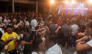 
<a style='margin-left: 5px;' class='btn btn-xs btn-social btn-facebook' href='https://www.facebook.com/sharer/sharer.php?u=https://www.galeramix.com.br/imagem/a73/800-800-90/conteudo/site_galerias/73/cachacada-do-ivonir-machado-pirao-com-linguica-tijucas-galeramix-146.jpg' rel='popup' data-width='500' data-height='400'><i class='fa fa-facebook'></i>Compartilhar <span class='hidden-xs'>no Facebook</span>
</a> 
<a class='btn btn-default btn-xs' target='_blank' href='imagem/a73/800-800-90/conteudo/site_galerias/73/cachacada-do-ivonir-machado-pirao-com-linguica-tijucas-galeramix-146.jpg'>
<span class='glyphicon glyphicon-cloud-download'></span> Salvar
</a>
