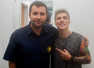 
<a style='margin-left: 5px;' class='btn btn-xs btn-social btn-facebook' href='https://www.facebook.com/sharer/sharer.php?u=https://www.galeramix.com.br/imagem/a73/800-800-90/conteudo/site_galerias/73/cachacada-do-ivonir-machado-pirao-com-linguica-tijucas-galeramix-162.jpg' rel='popup' data-width='500' data-height='400'><i class='fa fa-facebook'></i>Compartilhar <span class='hidden-xs'>no Facebook</span>
</a> 
<a class='btn btn-default btn-xs' target='_blank' href='imagem/a73/800-800-90/conteudo/site_galerias/73/cachacada-do-ivonir-machado-pirao-com-linguica-tijucas-galeramix-162.jpg'>
<span class='glyphicon glyphicon-cloud-download'></span> Salvar
</a>
