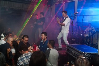 
<a style='margin-left: 5px;' class='btn btn-xs btn-social btn-facebook' href='https://www.facebook.com/sharer/sharer.php?u=https://www.galeramix.com.br/imagem/a73/800-800-90/conteudo/site_galerias/73/cachacada-do-ivonir-machado-pirao-com-linguica-tijucas-galeramix-195.jpg' rel='popup' data-width='500' data-height='400'><i class='fa fa-facebook'></i>Compartilhar <span class='hidden-xs'>no Facebook</span>
</a> 
<a class='btn btn-default btn-xs' target='_blank' href='imagem/a73/800-800-90/conteudo/site_galerias/73/cachacada-do-ivonir-machado-pirao-com-linguica-tijucas-galeramix-195.jpg'>
<span class='glyphicon glyphicon-cloud-download'></span> Salvar
</a>
