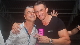 
<a style='margin-left: 5px;' class='btn btn-xs btn-social btn-facebook' href='https://www.facebook.com/sharer/sharer.php?u=https://www.galeramix.com.br/imagem/a73/800-800-90/conteudo/site_galerias/73/cachacada-do-ivonir-machado-pirao-com-linguica-tijucas-galeramix-206.jpg' rel='popup' data-width='500' data-height='400'><i class='fa fa-facebook'></i>Compartilhar <span class='hidden-xs'>no Facebook</span>
</a> 
<a class='btn btn-default btn-xs' target='_blank' href='imagem/a73/800-800-90/conteudo/site_galerias/73/cachacada-do-ivonir-machado-pirao-com-linguica-tijucas-galeramix-206.jpg'>
<span class='glyphicon glyphicon-cloud-download'></span> Salvar
</a>
