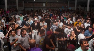 
<a style='margin-left: 5px;' class='btn btn-xs btn-social btn-facebook' href='https://www.facebook.com/sharer/sharer.php?u=https://www.galeramix.com.br/imagem/a73/800-800-90/conteudo/site_galerias/73/cachacada-do-ivonir-machado-pirao-com-linguica-tijucas-galeramix-210.jpg' rel='popup' data-width='500' data-height='400'><i class='fa fa-facebook'></i>Compartilhar <span class='hidden-xs'>no Facebook</span>
</a> 
<a class='btn btn-default btn-xs' target='_blank' href='imagem/a73/800-800-90/conteudo/site_galerias/73/cachacada-do-ivonir-machado-pirao-com-linguica-tijucas-galeramix-210.jpg'>
<span class='glyphicon glyphicon-cloud-download'></span> Salvar
</a>
