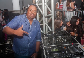 
<a style='margin-left: 5px;' class='btn btn-xs btn-social btn-facebook' href='https://www.facebook.com/sharer/sharer.php?u=https://www.galeramix.com.br/imagem/a73/800-800-90/conteudo/site_galerias/73/cachacada-do-ivonir-machado-pirao-com-linguica-tijucas-galeramix-211.jpg' rel='popup' data-width='500' data-height='400'><i class='fa fa-facebook'></i>Compartilhar <span class='hidden-xs'>no Facebook</span>
</a> 
<a class='btn btn-default btn-xs' target='_blank' href='imagem/a73/800-800-90/conteudo/site_galerias/73/cachacada-do-ivonir-machado-pirao-com-linguica-tijucas-galeramix-211.jpg'>
<span class='glyphicon glyphicon-cloud-download'></span> Salvar
</a>
