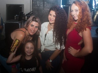 
<a style='margin-left: 5px;' class='btn btn-xs btn-social btn-facebook' href='https://www.facebook.com/sharer/sharer.php?u=https://www.galeramix.com.br/imagem/a73/800-800-90/conteudo/site_galerias/73/cachacada-do-ivonir-machado-pirao-com-linguica-tijucas-galeramix-214.jpg' rel='popup' data-width='500' data-height='400'><i class='fa fa-facebook'></i>Compartilhar <span class='hidden-xs'>no Facebook</span>
</a> 
<a class='btn btn-default btn-xs' target='_blank' href='imagem/a73/800-800-90/conteudo/site_galerias/73/cachacada-do-ivonir-machado-pirao-com-linguica-tijucas-galeramix-214.jpg'>
<span class='glyphicon glyphicon-cloud-download'></span> Salvar
</a>
