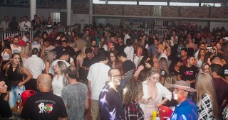 
<a style='margin-left: 5px;' class='btn btn-xs btn-social btn-facebook' href='https://www.facebook.com/sharer/sharer.php?u=https://www.galeramix.com.br/imagem/a73/800-800-90/conteudo/site_galerias/73/cachacada-do-ivonir-machado-pirao-com-linguica-tijucas-galeramix-41.jpg' rel='popup' data-width='500' data-height='400'><i class='fa fa-facebook'></i>Compartilhar <span class='hidden-xs'>no Facebook</span>
</a> 
<a class='btn btn-default btn-xs' target='_blank' href='imagem/a73/800-800-90/conteudo/site_galerias/73/cachacada-do-ivonir-machado-pirao-com-linguica-tijucas-galeramix-41.jpg'>
<span class='glyphicon glyphicon-cloud-download'></span> Salvar
</a>
