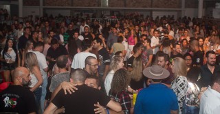 
<a style='margin-left: 5px;' class='btn btn-xs btn-social btn-facebook' href='https://www.facebook.com/sharer/sharer.php?u=https://www.galeramix.com.br/imagem/a73/800-800-90/conteudo/site_galerias/73/cachacada-do-ivonir-machado-pirao-com-linguica-tijucas-galeramix-43.jpg' rel='popup' data-width='500' data-height='400'><i class='fa fa-facebook'></i>Compartilhar <span class='hidden-xs'>no Facebook</span>
</a> 
<a class='btn btn-default btn-xs' target='_blank' href='imagem/a73/800-800-90/conteudo/site_galerias/73/cachacada-do-ivonir-machado-pirao-com-linguica-tijucas-galeramix-43.jpg'>
<span class='glyphicon glyphicon-cloud-download'></span> Salvar
</a>
