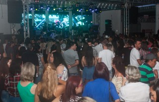 
<a style='margin-left: 5px;' class='btn btn-xs btn-social btn-facebook' href='https://www.facebook.com/sharer/sharer.php?u=https://www.galeramix.com.br/imagem/a73/800-800-90/conteudo/site_galerias/73/cachacada-do-ivonir-machado-pirao-com-linguica-tijucas-galeramix-50.jpg' rel='popup' data-width='500' data-height='400'><i class='fa fa-facebook'></i>Compartilhar <span class='hidden-xs'>no Facebook</span>
</a> 
<a class='btn btn-default btn-xs' target='_blank' href='imagem/a73/800-800-90/conteudo/site_galerias/73/cachacada-do-ivonir-machado-pirao-com-linguica-tijucas-galeramix-50.jpg'>
<span class='glyphicon glyphicon-cloud-download'></span> Salvar
</a>
