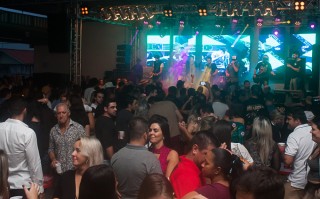 
<a style='margin-left: 5px;' class='btn btn-xs btn-social btn-facebook' href='https://www.facebook.com/sharer/sharer.php?u=https://www.galeramix.com.br/imagem/a73/800-800-90/conteudo/site_galerias/73/cachacada-do-ivonir-machado-pirao-com-linguica-tijucas-galeramix-53.jpg' rel='popup' data-width='500' data-height='400'><i class='fa fa-facebook'></i>Compartilhar <span class='hidden-xs'>no Facebook</span>
</a> 
<a class='btn btn-default btn-xs' target='_blank' href='imagem/a73/800-800-90/conteudo/site_galerias/73/cachacada-do-ivonir-machado-pirao-com-linguica-tijucas-galeramix-53.jpg'>
<span class='glyphicon glyphicon-cloud-download'></span> Salvar
</a>
