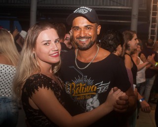 
<a style='margin-left: 5px;' class='btn btn-xs btn-social btn-facebook' href='https://www.facebook.com/sharer/sharer.php?u=https://www.galeramix.com.br/imagem/a73/800-800-90/conteudo/site_galerias/73/cachacada-do-ivonir-machado-pirao-com-linguica-tijucas-galeramix-64.jpg' rel='popup' data-width='500' data-height='400'><i class='fa fa-facebook'></i>Compartilhar <span class='hidden-xs'>no Facebook</span>
</a> 
<a class='btn btn-default btn-xs' target='_blank' href='imagem/a73/800-800-90/conteudo/site_galerias/73/cachacada-do-ivonir-machado-pirao-com-linguica-tijucas-galeramix-64.jpg'>
<span class='glyphicon glyphicon-cloud-download'></span> Salvar
</a>
