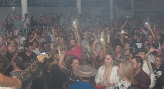 
<a style='margin-left: 5px;' class='btn btn-xs btn-social btn-facebook' href='https://www.facebook.com/sharer/sharer.php?u=https://www.galeramix.com.br/imagem/a73/800-800-90/conteudo/site_galerias/73/cachacada-do-ivonir-machado-pirao-com-linguica-tijucas-galeramix-74.jpg' rel='popup' data-width='500' data-height='400'><i class='fa fa-facebook'></i>Compartilhar <span class='hidden-xs'>no Facebook</span>
</a> 
<a class='btn btn-default btn-xs' target='_blank' href='imagem/a73/800-800-90/conteudo/site_galerias/73/cachacada-do-ivonir-machado-pirao-com-linguica-tijucas-galeramix-74.jpg'>
<span class='glyphicon glyphicon-cloud-download'></span> Salvar
</a>
