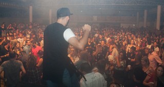 
<a style='margin-left: 5px;' class='btn btn-xs btn-social btn-facebook' href='https://www.facebook.com/sharer/sharer.php?u=https://www.galeramix.com.br/imagem/a73/800-800-90/conteudo/site_galerias/73/cachacada-do-ivonir-machado-pirao-com-linguica-tijucas-galeramix-75.jpg' rel='popup' data-width='500' data-height='400'><i class='fa fa-facebook'></i>Compartilhar <span class='hidden-xs'>no Facebook</span>
</a> 
<a class='btn btn-default btn-xs' target='_blank' href='imagem/a73/800-800-90/conteudo/site_galerias/73/cachacada-do-ivonir-machado-pirao-com-linguica-tijucas-galeramix-75.jpg'>
<span class='glyphicon glyphicon-cloud-download'></span> Salvar
</a>
