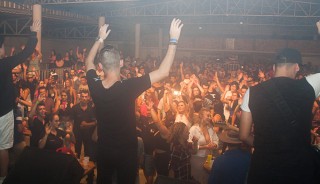 
<a style='margin-left: 5px;' class='btn btn-xs btn-social btn-facebook' href='https://www.facebook.com/sharer/sharer.php?u=https://www.galeramix.com.br/imagem/a73/800-800-90/conteudo/site_galerias/73/cachacada-do-ivonir-machado-pirao-com-linguica-tijucas-galeramix-77.jpg' rel='popup' data-width='500' data-height='400'><i class='fa fa-facebook'></i>Compartilhar <span class='hidden-xs'>no Facebook</span>
</a> 
<a class='btn btn-default btn-xs' target='_blank' href='imagem/a73/800-800-90/conteudo/site_galerias/73/cachacada-do-ivonir-machado-pirao-com-linguica-tijucas-galeramix-77.jpg'>
<span class='glyphicon glyphicon-cloud-download'></span> Salvar
</a>
