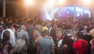 
<a style='margin-left: 5px;' class='btn btn-xs btn-social btn-facebook' href='https://www.facebook.com/sharer/sharer.php?u=https://www.galeramix.com.br/imagem/a73/800-800-90/conteudo/site_galerias/73/cachacada-do-ivonir-machado-pirao-com-linguica-tijucas-galeramix-91.jpg' rel='popup' data-width='500' data-height='400'><i class='fa fa-facebook'></i>Compartilhar <span class='hidden-xs'>no Facebook</span>
</a> 
<a class='btn btn-default btn-xs' target='_blank' href='imagem/a73/800-800-90/conteudo/site_galerias/73/cachacada-do-ivonir-machado-pirao-com-linguica-tijucas-galeramix-91.jpg'>
<span class='glyphicon glyphicon-cloud-download'></span> Salvar
</a>
