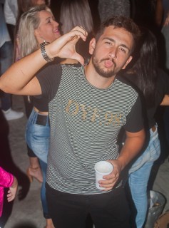 
<a style='margin-left: 5px;' class='btn btn-xs btn-social btn-facebook' href='https://www.facebook.com/sharer/sharer.php?u=https://www.galeramix.com.br/imagem/a73/800-800-90/conteudo/site_galerias/73/cachacada-do-ivonir-machado-pirao-com-linguica-tijucas-galeramix-92.jpg' rel='popup' data-width='500' data-height='400'><i class='fa fa-facebook'></i>Compartilhar <span class='hidden-xs'>no Facebook</span>
</a> 
<a class='btn btn-default btn-xs' target='_blank' href='imagem/a73/800-800-90/conteudo/site_galerias/73/cachacada-do-ivonir-machado-pirao-com-linguica-tijucas-galeramix-92.jpg'>
<span class='glyphicon glyphicon-cloud-download'></span> Salvar
</a>
