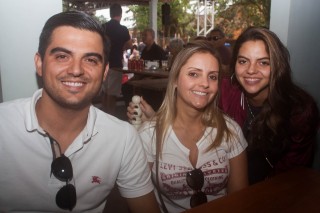 
                                    <a style='margin-left: 5px;' class='btn btn-xs btn-social btn-facebook' href='https://www.facebook.com/sharer/sharer.php?u=https://www.galeramix.com.br/imagem/a74/800-800-90/conteudo/site_galerias/74/feijoada-magnatas-galera-mix-1.jpg' rel='popup' data-width='500' data-height='400'><i class='fa fa-facebook'></i>Compartilhar <span class='hidden-xs'>no Facebook</span>
                                </a> 
                                <a class='btn btn-default btn-xs' target='_blank' href='imagem/a74/800-800-90/conteudo/site_galerias/74/feijoada-magnatas-galera-mix-1.jpg'>
                                    <span class='glyphicon glyphicon-cloud-download'></span> Salvar
                                </a>
                                