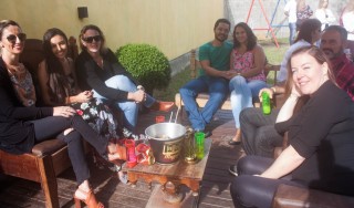 
                                <a style='margin-left: 5px;' class='btn btn-xs btn-social btn-facebook' href='https://www.facebook.com/sharer/sharer.php?u=https://www.galeramix.com.br/imagem/a74/800-800-90/conteudo/site_galerias/74/feijoada-magnatas-galera-mix-10.jpg' rel='popup' data-width='500' data-height='400'><i class='fa fa-facebook'></i>Compartilhar <span class='hidden-xs'>no Facebook</span>
                            </a> 
                            <a class='btn btn-default btn-xs' target='_blank' href='imagem/a74/800-800-90/conteudo/site_galerias/74/feijoada-magnatas-galera-mix-10.jpg'>
                                <span class='glyphicon glyphicon-cloud-download'></span> Salvar
                            </a>
                            