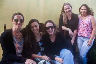 
                            <a style='margin-left: 5px;' class='btn btn-xs btn-social btn-facebook' href='https://www.facebook.com/sharer/sharer.php?u=https://www.galeramix.com.br/imagem/a74/800-800-90/conteudo/site_galerias/74/feijoada-magnatas-galera-mix-11.jpg' rel='popup' data-width='500' data-height='400'><i class='fa fa-facebook'></i>Compartilhar <span class='hidden-xs'>no Facebook</span>
                        </a> 
                        <a class='btn btn-default btn-xs' target='_blank' href='imagem/a74/800-800-90/conteudo/site_galerias/74/feijoada-magnatas-galera-mix-11.jpg'>
                            <span class='glyphicon glyphicon-cloud-download'></span> Salvar
                        </a>
                        