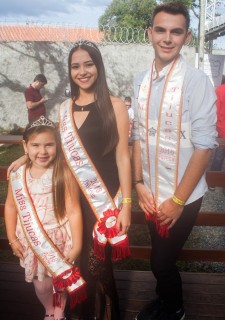 
            <a style='margin-left: 5px;' class='btn btn-xs btn-social btn-facebook' href='https://www.facebook.com/sharer/sharer.php?u=https://www.galeramix.com.br/imagem/a74/800-800-90/conteudo/site_galerias/74/feijoada-magnatas-galera-mix-15.jpg' rel='popup' data-width='500' data-height='400'><i class='fa fa-facebook'></i>Compartilhar <span class='hidden-xs'>no Facebook</span>
        </a> 
        <a class='btn btn-default btn-xs' target='_blank' href='imagem/a74/800-800-90/conteudo/site_galerias/74/feijoada-magnatas-galera-mix-15.jpg'>
            <span class='glyphicon glyphicon-cloud-download'></span> Salvar
        </a>
        