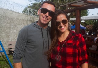 
<a style='margin-left: 5px;' class='btn btn-xs btn-social btn-facebook' href='https://www.facebook.com/sharer/sharer.php?u=https://www.galeramix.com.br/imagem/a74/800-800-90/conteudo/site_galerias/74/feijoada-magnatas-galera-mix-21.jpg' rel='popup' data-width='500' data-height='400'><i class='fa fa-facebook'></i>Compartilhar <span class='hidden-xs'>no Facebook</span>
</a> 
<a class='btn btn-default btn-xs' target='_blank' href='imagem/a74/800-800-90/conteudo/site_galerias/74/feijoada-magnatas-galera-mix-21.jpg'>
<span class='glyphicon glyphicon-cloud-download'></span> Salvar
</a>
