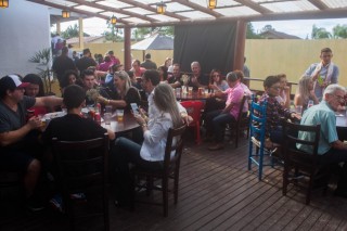 
<a style='margin-left: 5px;' class='btn btn-xs btn-social btn-facebook' href='https://www.facebook.com/sharer/sharer.php?u=https://www.galeramix.com.br/imagem/a74/800-800-90/conteudo/site_galerias/74/feijoada-magnatas-galera-mix-22.jpg' rel='popup' data-width='500' data-height='400'><i class='fa fa-facebook'></i>Compartilhar <span class='hidden-xs'>no Facebook</span>
</a> 
<a class='btn btn-default btn-xs' target='_blank' href='imagem/a74/800-800-90/conteudo/site_galerias/74/feijoada-magnatas-galera-mix-22.jpg'>
<span class='glyphicon glyphicon-cloud-download'></span> Salvar
</a>
