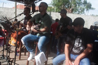 
<a style='margin-left: 5px;' class='btn btn-xs btn-social btn-facebook' href='https://www.facebook.com/sharer/sharer.php?u=https://www.galeramix.com.br/imagem/a74/800-800-90/conteudo/site_galerias/74/feijoada-magnatas-galera-mix-24.jpg' rel='popup' data-width='500' data-height='400'><i class='fa fa-facebook'></i>Compartilhar <span class='hidden-xs'>no Facebook</span>
</a> 
<a class='btn btn-default btn-xs' target='_blank' href='imagem/a74/800-800-90/conteudo/site_galerias/74/feijoada-magnatas-galera-mix-24.jpg'>
<span class='glyphicon glyphicon-cloud-download'></span> Salvar
</a>
