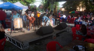 
<a style='margin-left: 5px;' class='btn btn-xs btn-social btn-facebook' href='https://www.facebook.com/sharer/sharer.php?u=https://www.galeramix.com.br/imagem/a74/800-800-90/conteudo/site_galerias/74/feijoada-magnatas-galera-mix-25.jpg' rel='popup' data-width='500' data-height='400'><i class='fa fa-facebook'></i>Compartilhar <span class='hidden-xs'>no Facebook</span>
</a> 
<a class='btn btn-default btn-xs' target='_blank' href='imagem/a74/800-800-90/conteudo/site_galerias/74/feijoada-magnatas-galera-mix-25.jpg'>
<span class='glyphicon glyphicon-cloud-download'></span> Salvar
</a>
