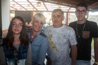 
<a style='margin-left: 5px;' class='btn btn-xs btn-social btn-facebook' href='https://www.facebook.com/sharer/sharer.php?u=https://www.galeramix.com.br/imagem/a74/800-800-90/conteudo/site_galerias/74/feijoada-magnatas-galera-mix-34.jpg' rel='popup' data-width='500' data-height='400'><i class='fa fa-facebook'></i>Compartilhar <span class='hidden-xs'>no Facebook</span>
</a> 
<a class='btn btn-default btn-xs' target='_blank' href='imagem/a74/800-800-90/conteudo/site_galerias/74/feijoada-magnatas-galera-mix-34.jpg'>
<span class='glyphicon glyphicon-cloud-download'></span> Salvar
</a>
