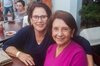 
<a style='margin-left: 5px;' class='btn btn-xs btn-social btn-facebook' href='https://www.facebook.com/sharer/sharer.php?u=https://www.galeramix.com.br/imagem/a74/800-800-90/conteudo/site_galerias/74/feijoada-magnatas-galera-mix-41.jpg' rel='popup' data-width='500' data-height='400'><i class='fa fa-facebook'></i>Compartilhar <span class='hidden-xs'>no Facebook</span>
</a> 
<a class='btn btn-default btn-xs' target='_blank' href='imagem/a74/800-800-90/conteudo/site_galerias/74/feijoada-magnatas-galera-mix-41.jpg'>
<span class='glyphicon glyphicon-cloud-download'></span> Salvar
</a>
