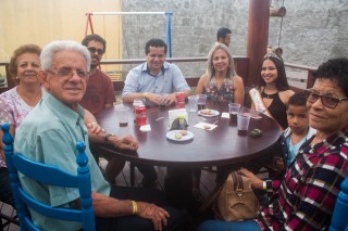 
<a style='margin-left: 5px;' class='btn btn-xs btn-social btn-facebook' href='https://www.facebook.com/sharer/sharer.php?u=https://www.galeramix.com.br/imagem/a74/800-800-90/conteudo/site_galerias/74/feijoada-magnatas-galera-mix-43.jpg' rel='popup' data-width='500' data-height='400'><i class='fa fa-facebook'></i>Compartilhar <span class='hidden-xs'>no Facebook</span>
</a> 
<a class='btn btn-default btn-xs' target='_blank' href='imagem/a74/800-800-90/conteudo/site_galerias/74/feijoada-magnatas-galera-mix-43.jpg'>
<span class='glyphicon glyphicon-cloud-download'></span> Salvar
</a>
