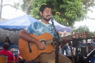 
<a style='margin-left: 5px;' class='btn btn-xs btn-social btn-facebook' href='https://www.facebook.com/sharer/sharer.php?u=https://www.galeramix.com.br/imagem/a74/800-800-90/conteudo/site_galerias/74/feijoada-magnatas-galera-mix-5.jpg' rel='popup' data-width='500' data-height='400'><i class='fa fa-facebook'></i>Compartilhar <span class='hidden-xs'>no Facebook</span>
</a> 
<a class='btn btn-default btn-xs' target='_blank' href='imagem/a74/800-800-90/conteudo/site_galerias/74/feijoada-magnatas-galera-mix-5.jpg'>
<span class='glyphicon glyphicon-cloud-download'></span> Salvar
</a>
