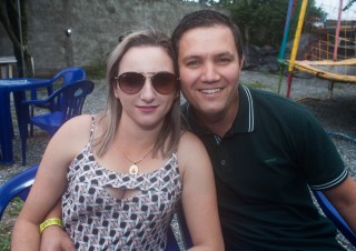 
<a style='margin-left: 5px;' class='btn btn-xs btn-social btn-facebook' href='https://www.facebook.com/sharer/sharer.php?u=https://www.galeramix.com.br/imagem/a74/800-800-90/conteudo/site_galerias/74/feijoada-magnatas-galera-mix-51.jpg' rel='popup' data-width='500' data-height='400'><i class='fa fa-facebook'></i>Compartilhar <span class='hidden-xs'>no Facebook</span>
</a> 
<a class='btn btn-default btn-xs' target='_blank' href='imagem/a74/800-800-90/conteudo/site_galerias/74/feijoada-magnatas-galera-mix-51.jpg'>
<span class='glyphicon glyphicon-cloud-download'></span> Salvar
</a>
