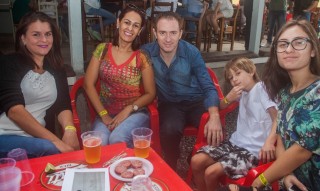 
<a style='margin-left: 5px;' class='btn btn-xs btn-social btn-facebook' href='https://www.facebook.com/sharer/sharer.php?u=https://www.galeramix.com.br/imagem/a74/800-800-90/conteudo/site_galerias/74/feijoada-magnatas-galera-mix-57.jpg' rel='popup' data-width='500' data-height='400'><i class='fa fa-facebook'></i>Compartilhar <span class='hidden-xs'>no Facebook</span>
</a> 
<a class='btn btn-default btn-xs' target='_blank' href='imagem/a74/800-800-90/conteudo/site_galerias/74/feijoada-magnatas-galera-mix-57.jpg'>
<span class='glyphicon glyphicon-cloud-download'></span> Salvar
</a>
