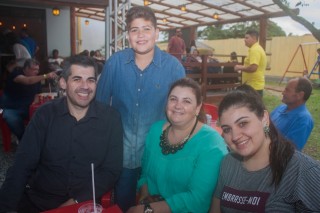 
<a style='margin-left: 5px;' class='btn btn-xs btn-social btn-facebook' href='https://www.facebook.com/sharer/sharer.php?u=https://www.galeramix.com.br/imagem/a74/800-800-90/conteudo/site_galerias/74/feijoada-magnatas-galera-mix-58.jpg' rel='popup' data-width='500' data-height='400'><i class='fa fa-facebook'></i>Compartilhar <span class='hidden-xs'>no Facebook</span>
</a> 
<a class='btn btn-default btn-xs' target='_blank' href='imagem/a74/800-800-90/conteudo/site_galerias/74/feijoada-magnatas-galera-mix-58.jpg'>
<span class='glyphicon glyphicon-cloud-download'></span> Salvar
</a>
