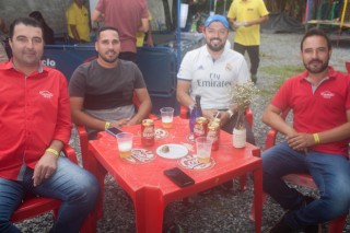 
<a style='margin-left: 5px;' class='btn btn-xs btn-social btn-facebook' href='https://www.facebook.com/sharer/sharer.php?u=https://www.galeramix.com.br/imagem/a74/800-800-90/conteudo/site_galerias/74/feijoada-magnatas-galera-mix-60.jpg' rel='popup' data-width='500' data-height='400'><i class='fa fa-facebook'></i>Compartilhar <span class='hidden-xs'>no Facebook</span>
</a> 
<a class='btn btn-default btn-xs' target='_blank' href='imagem/a74/800-800-90/conteudo/site_galerias/74/feijoada-magnatas-galera-mix-60.jpg'>
<span class='glyphicon glyphicon-cloud-download'></span> Salvar
</a>
