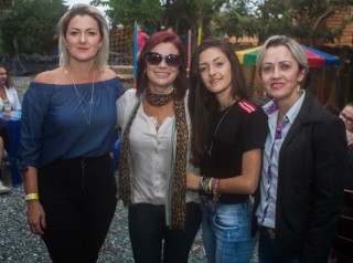 
<a style='margin-left: 5px;' class='btn btn-xs btn-social btn-facebook' href='https://www.facebook.com/sharer/sharer.php?u=https://www.galeramix.com.br/imagem/a74/800-800-90/conteudo/site_galerias/74/feijoada-magnatas-galera-mix-62.jpg' rel='popup' data-width='500' data-height='400'><i class='fa fa-facebook'></i>Compartilhar <span class='hidden-xs'>no Facebook</span>
</a> 
<a class='btn btn-default btn-xs' target='_blank' href='imagem/a74/800-800-90/conteudo/site_galerias/74/feijoada-magnatas-galera-mix-62.jpg'>
<span class='glyphicon glyphicon-cloud-download'></span> Salvar
</a>
