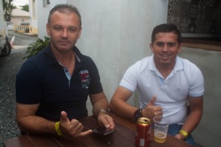 
<a style='margin-left: 5px;' class='btn btn-xs btn-social btn-facebook' href='https://www.facebook.com/sharer/sharer.php?u=https://www.galeramix.com.br/imagem/a74/800-800-90/conteudo/site_galerias/74/feijoada-magnatas-galera-mix-65.jpg' rel='popup' data-width='500' data-height='400'><i class='fa fa-facebook'></i>Compartilhar <span class='hidden-xs'>no Facebook</span>
</a> 
<a class='btn btn-default btn-xs' target='_blank' href='imagem/a74/800-800-90/conteudo/site_galerias/74/feijoada-magnatas-galera-mix-65.jpg'>
<span class='glyphicon glyphicon-cloud-download'></span> Salvar
</a>
