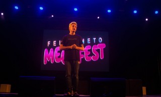 
                                <a style='margin-left: 5px;' class='btn btn-xs btn-social btn-facebook' href='https://www.facebook.com/sharer/sharer.php?u=https://www.galeramix.com.br/imagem/a76/800-800-90/conteudo/site_galerias/76/001-felipe-neto-mega-fest-75_1.jpg' rel='popup' data-width='500' data-height='400'><i class='fa fa-facebook'></i>Compartilhar <span class='hidden-xs'>no Facebook</span>
                            </a> 
                            <a class='btn btn-default btn-xs' target='_blank' href='imagem/a76/800-800-90/conteudo/site_galerias/76/001-felipe-neto-mega-fest-75_1.jpg'>
                                <span class='glyphicon glyphicon-cloud-download'></span> Salvar
                            </a>
                            